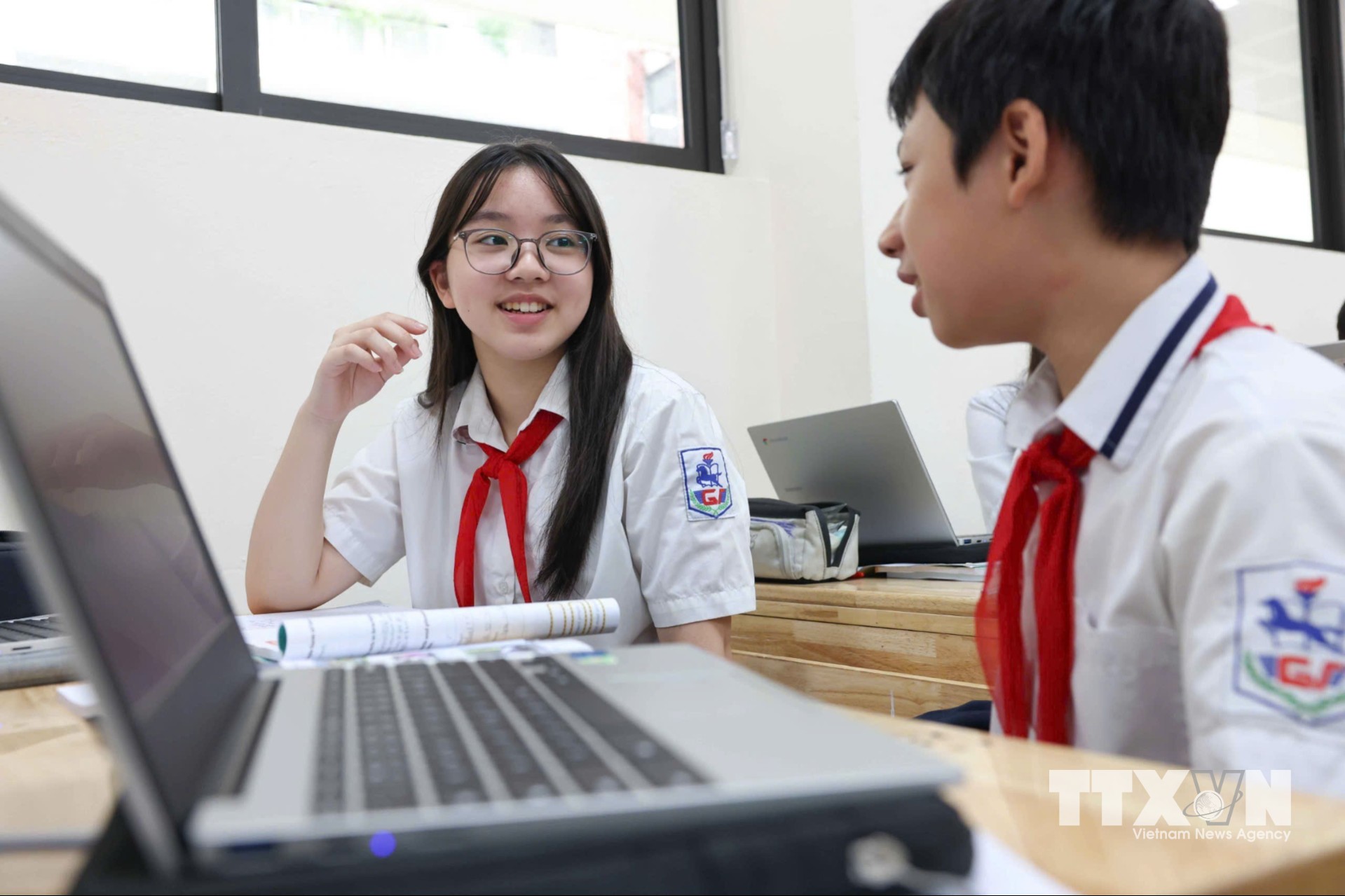 Mỗi học sinh tham gia lớp học sử dụng riêng 1 máy tính Chromebook, 1 tài khoản Google Workspace riêng, được quản lý chặt chẽ qua Google Admin Console và bộ lọc an toàn. (Ảnh: Thanh Tùng/TTXVN)